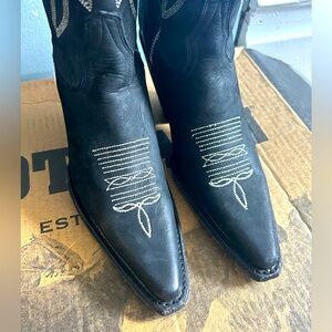 Idyllwind Cowboy Boots - size 6.5